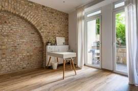 Single apartment with patio in a brownstone townhouse 