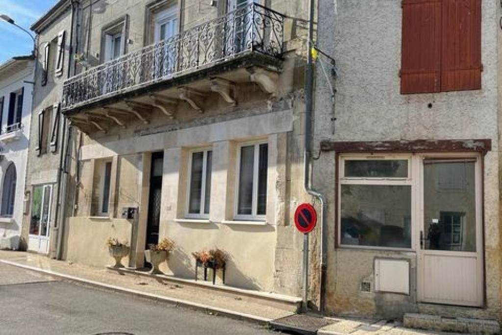 €158500 - Spacious Village Property With Commerce In Walking Distance