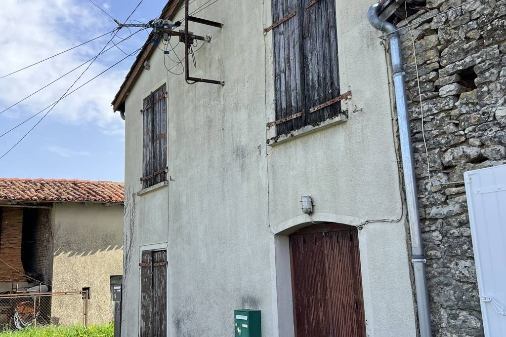 €377890 - Gorgeous Country House with Gite, 5 Bedrooms and 6645m2 of Land