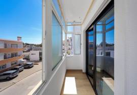 Fully renovated and furnished 2-bedroom apartment in Mexilhoeira da Carregação