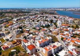 Fully renovated and furnished 2-bedroom apartment in Mexilhoeira da Carregação