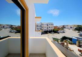 Fully renovated and furnished 2-bedroom apartment in Mexilhoeira da Carregação