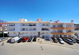 Fully renovated and furnished 2-bedroom apartment in Mexilhoeira da Carregação