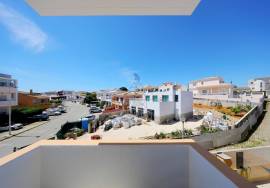Fully renovated and furnished 2-bedroom apartment in Mexilhoeira da Carregação