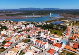 Fully renovated and furnished 2-bedroom apartment in Mexilhoeira da Carregação