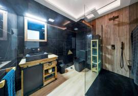 Fully renovated and furnished 2-bedroom apartment in Mexilhoeira da Carregação