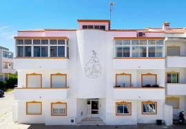 Fully renovated and furnished 2-bedroom apartment in Mexilhoeira da Carregação