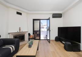 Fully renovated and furnished 2-bedroom apartment in Mexilhoeira da Carregação