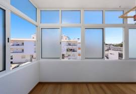 Fully renovated and furnished 2-bedroom apartment in Mexilhoeira da Carregação