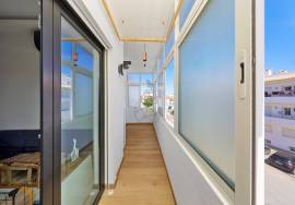 Fully renovated and furnished 2-bedroom apartment in Mexilhoeira da Carregação