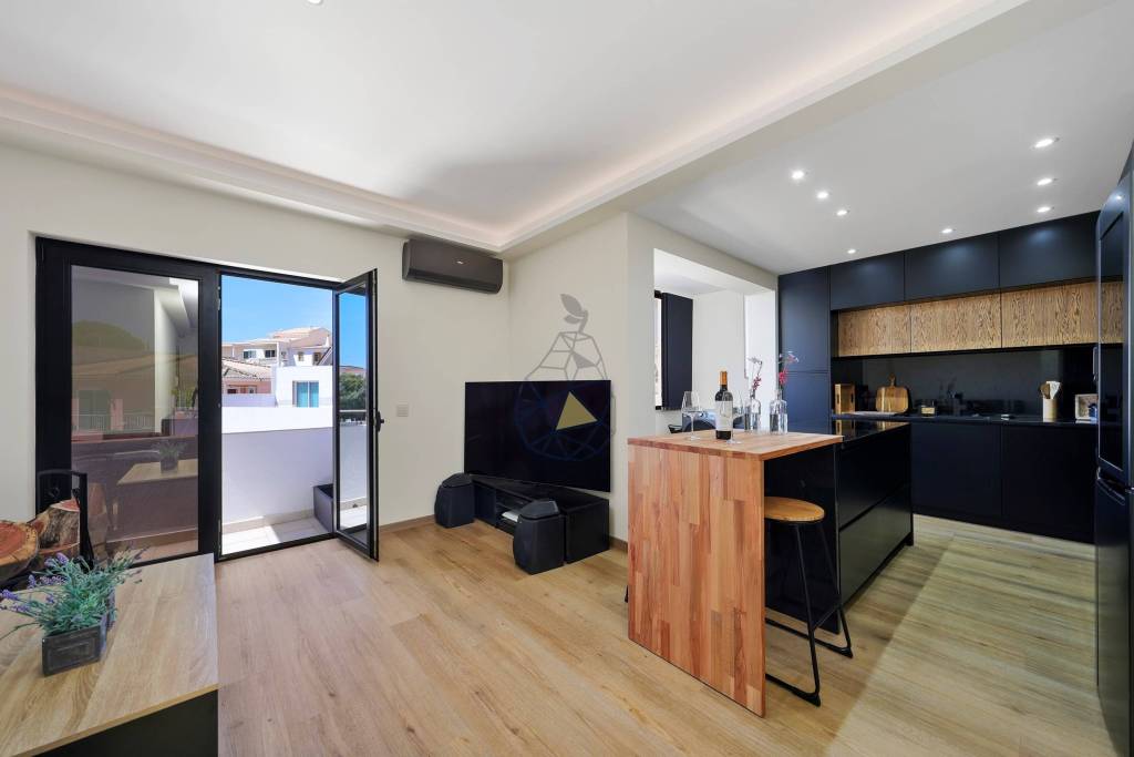 Fully renovated and furnished 2-bedroom apartment in Mexilhoeira da Carregação