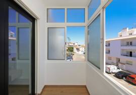 Fully renovated and furnished 2-bedroom apartment in Mexilhoeira da Carregação