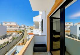 Fully renovated and furnished 2-bedroom apartment in Mexilhoeira da Carregação