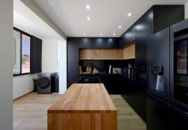 Fully renovated and furnished 2-bedroom apartment in Mexilhoeira da Carregação