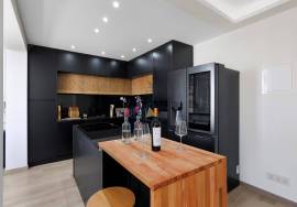 Fully renovated and furnished 2-bedroom apartment in Mexilhoeira da Carregação