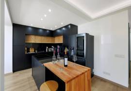 Fully renovated and furnished 2-bedroom apartment in Mexilhoeira da Carregação