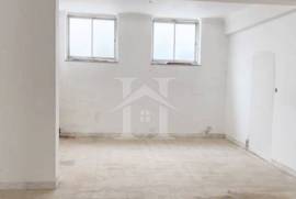 Loja com 210m² e Acesso Direto à Rua Para Veículos