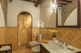 Elegant Tuscan Farmhouse with Pool and Panoramic Views