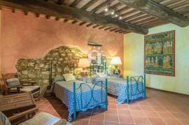 Elegant Tuscan Farmhouse with Pool and Panoramic Views