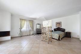 Excellent 4 Bedroom Villa with Large Areas in Bemposta - Portimão.
