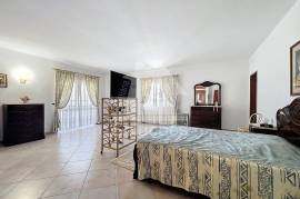 Excellent 4 Bedroom Villa with Large Areas in Bemposta - Portimão.