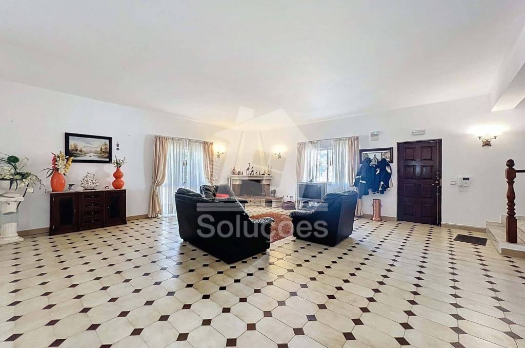 Excellent 4 Bedroom Villa with Large Areas in Bemposta - Portimão.