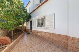 Excellent 4 Bedroom Villa with Large Areas in Bemposta - Portimão.