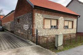 Velika, Hrvatskih branitelja, House with two outbuildings