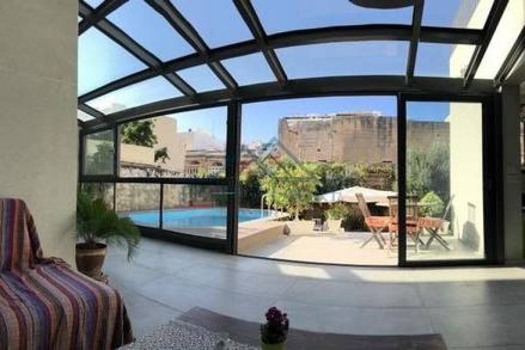 6 bedrooms townhouse