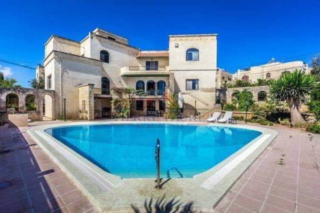 4 bedrooms detached villa