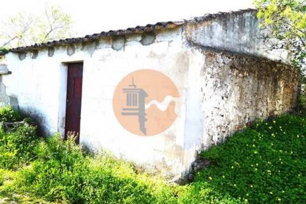 Ruin with outdoor space, in the Santa Catarina da Fonte do Bispo area