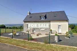 Detached Country House With Open Views and Outbuilding