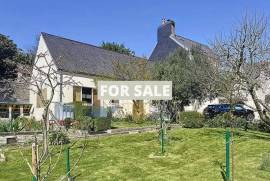 Detached House and Garden in Coastal Resort
