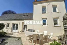 Detached House and Garden in Coastal Resort