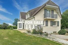 Detached Country House With Open Views and Outbuildings