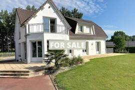 Detached Country House With Open Views and Outbuildings