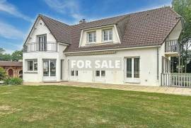 Detached Country House With Open Views and Outbuildings