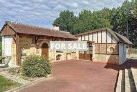 Detached Country House With Open Views and Outbuildings