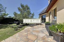 Detached House and Garden, 500m from the Beach