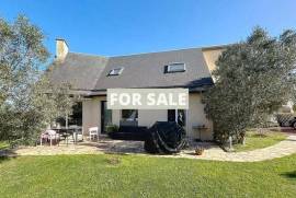 Detached House and Garden, 500m from the Beach