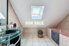 Detached House and Garden, 500m from the Beach