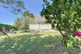 Detached House and Garden, 500m from the Beach