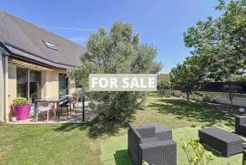 Detached House and Garden, 500m from the Beach