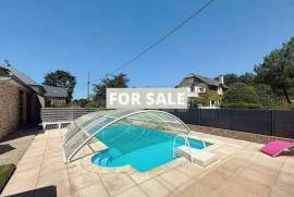 Detached Country House with Swimming Pool