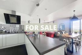 Detached House with Garden and Open View