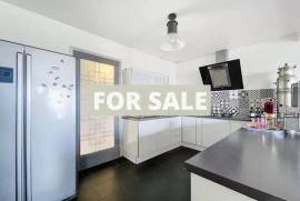 Detached House with Garden and Open View