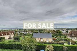 Detached House with Garden and Open View