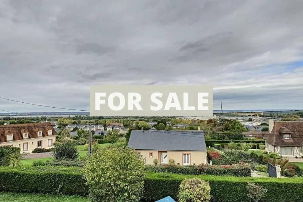 Detached House with Garden and Open View