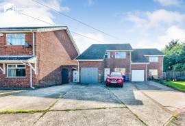 4 bedroom, Semi-detached house for sale