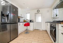 3 bedroom, Semi-detached house for sale